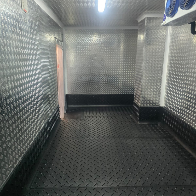 Los pisos antideslizantes para cuartos fríos ofrecen máxima seguridad y confianza en áreas de refrigeración. Su superficie está diseñada para reducir el riesgo de resbalones, garantizando un tránsito seguro y estable, incluso en ambientes con alta humedad.